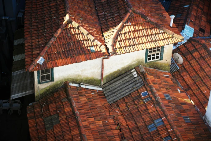 brown brick roof during daytime